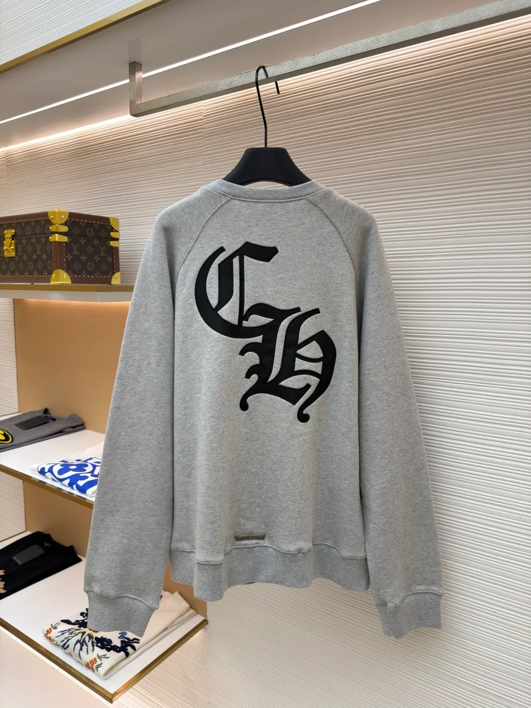 Chrome Hearts Logo Round Neck Sweatshirt ●Original: Purchased and developed for 29300 ●Item No.: 1682056-A75 ●Fabric: Interwoven air cotton fabric ●Technology: Patch embroidery production ●Color: Gray ●Version: Fitted version ●Weight: about 790 grams ●Size: S-M-L-XL ●Description: Customized heavy fortress interwoven air cotton, full texture, thick and solid, with classic black as the curtain It gives a deep sense of luxury. With the Kro heart cross appliqué decoration on the chest, it becomes the ultimate interpretation of the dark Gothic style. The CH Gothic font is the finishing touch on the back page, letting the totem become your spiritual punctuation. The logo iron plate sways slightly with the swing of the body, adding a sense of movement and vitality. It is unobtrusive but has an indescribable aura. It interprets the perfect blend of retro and luxury, using imported machine appliqué technology and using advanced computer control systems and precision mechanical components. Realize the Chrome Hearts logo patch embroidery operation, showing an embroidery effect with both clarity and three-dimensionality. The fabrics have been washed and have a better hand feel. It is not easy to deform, not easy to shrink, not easy to fade, and maintains long-term beauty. The overall wiring is straight and delicate, the fabric is comfortable and soft, and the color is consistent without color difference. It can be matched with the same style to create a fashionable look and control various occasions. Customized accessories, complete with three standards, same style for men and women!
